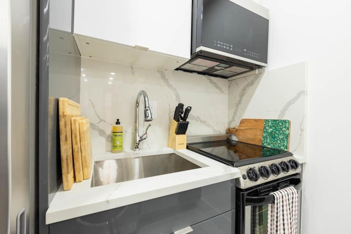 1597-1 Large In The Unit Prime Ues * New York