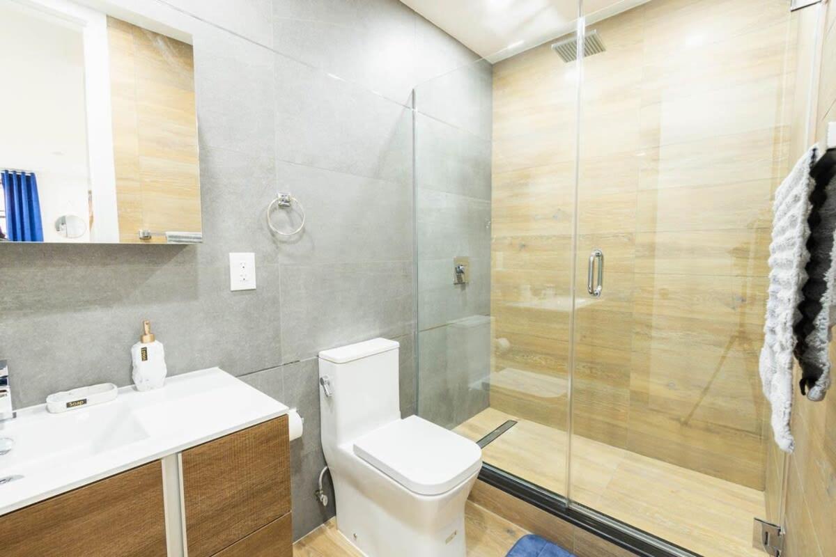 1597-1 Large In The Unit Prime Ues * New York